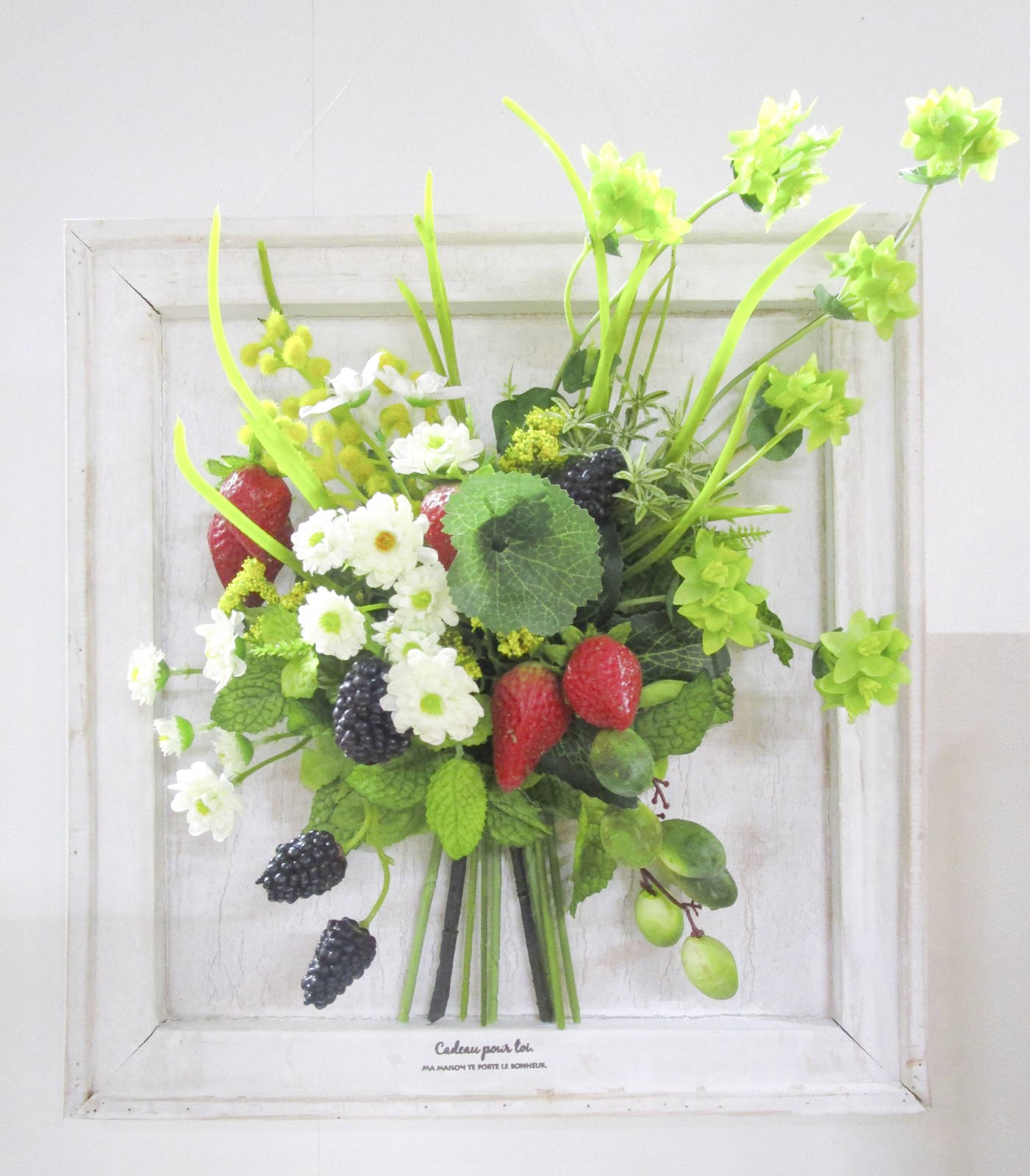 ミモザとベリーをあしらった春のフレームアレンジメント｜横浜