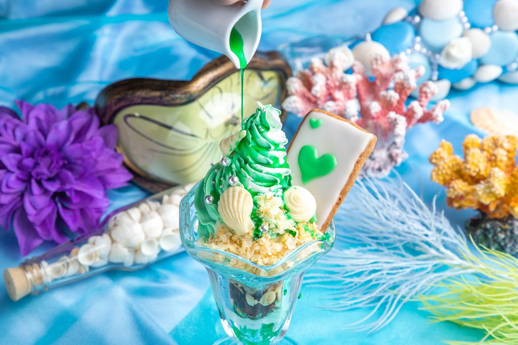 アリスのファンタジーレストラン】神秘的な“マーメイドブルー”に染まる