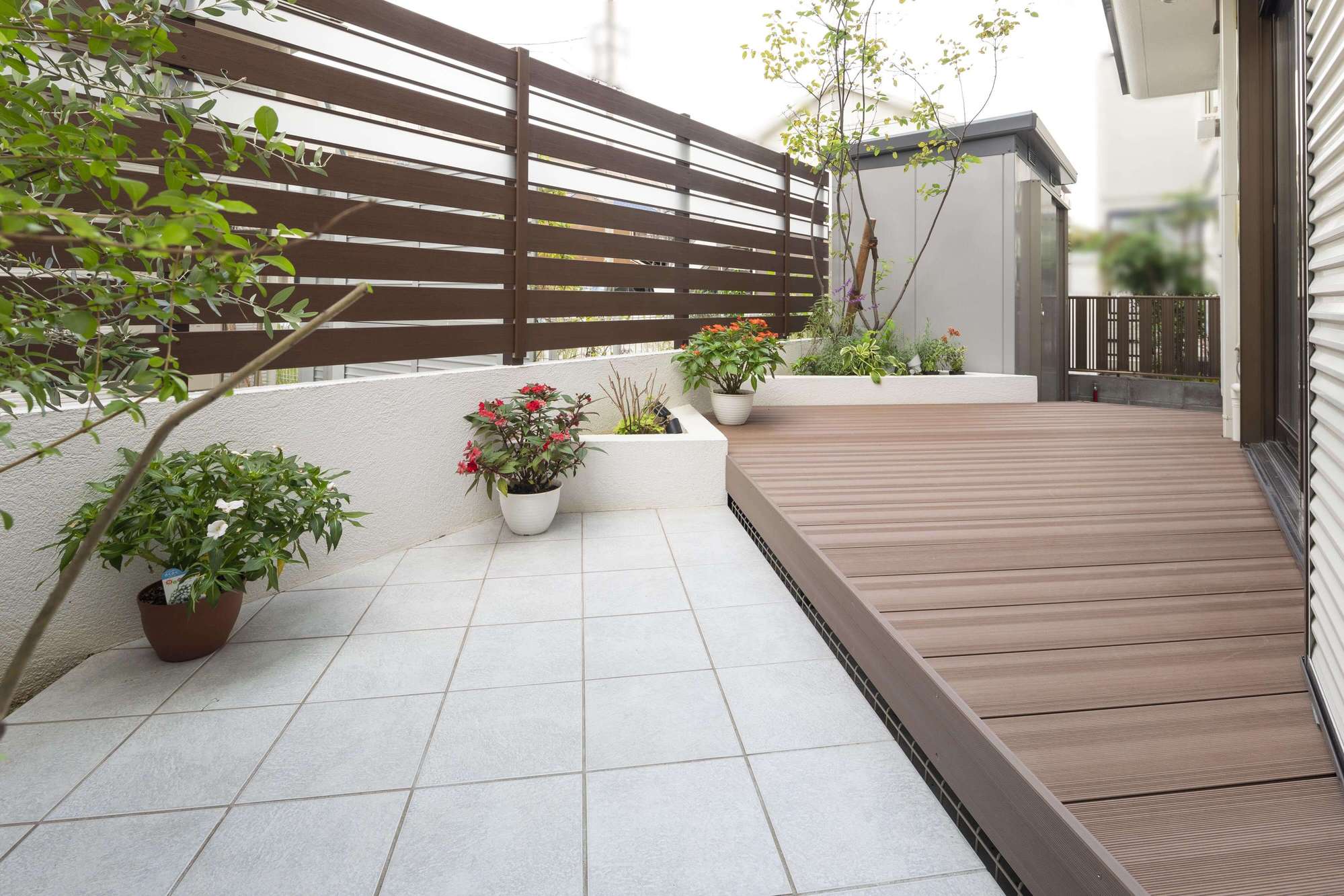 人工木デッキ 樹ら楽ステージ木彫 | 愛知県名古屋市外構・エクステリア