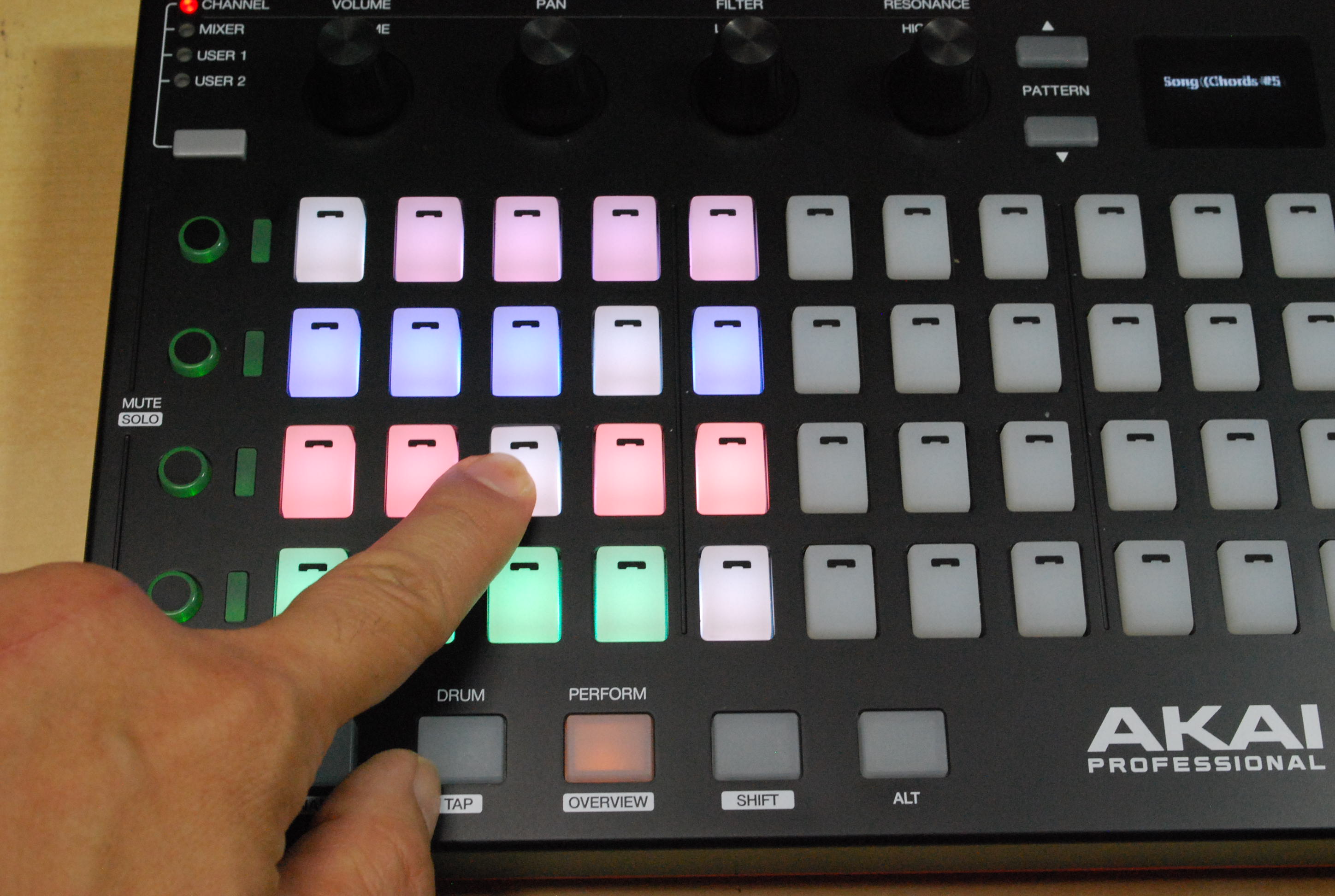 USBで接続するだけでFL Studioと完全一体化。世界初のFL専用