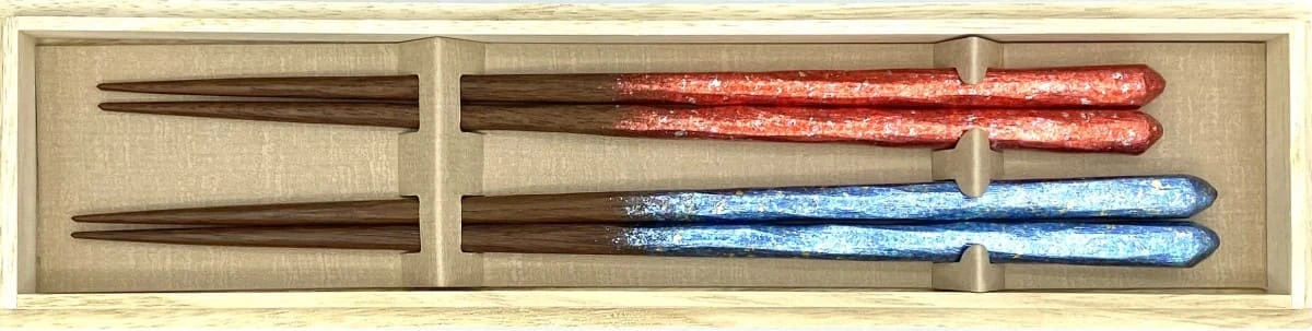 送料無料】京西陣模様箔 削り箸 青・赤 夫婦箸セット【桐箱入】 - お