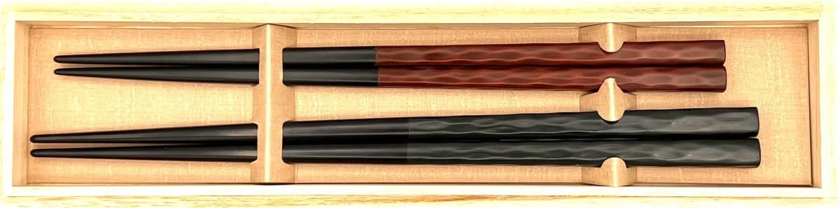 送料無料】鎌倉彫 刀痕 塗分 青黒・朱黒 夫婦箸セット【桐箱入】 - お