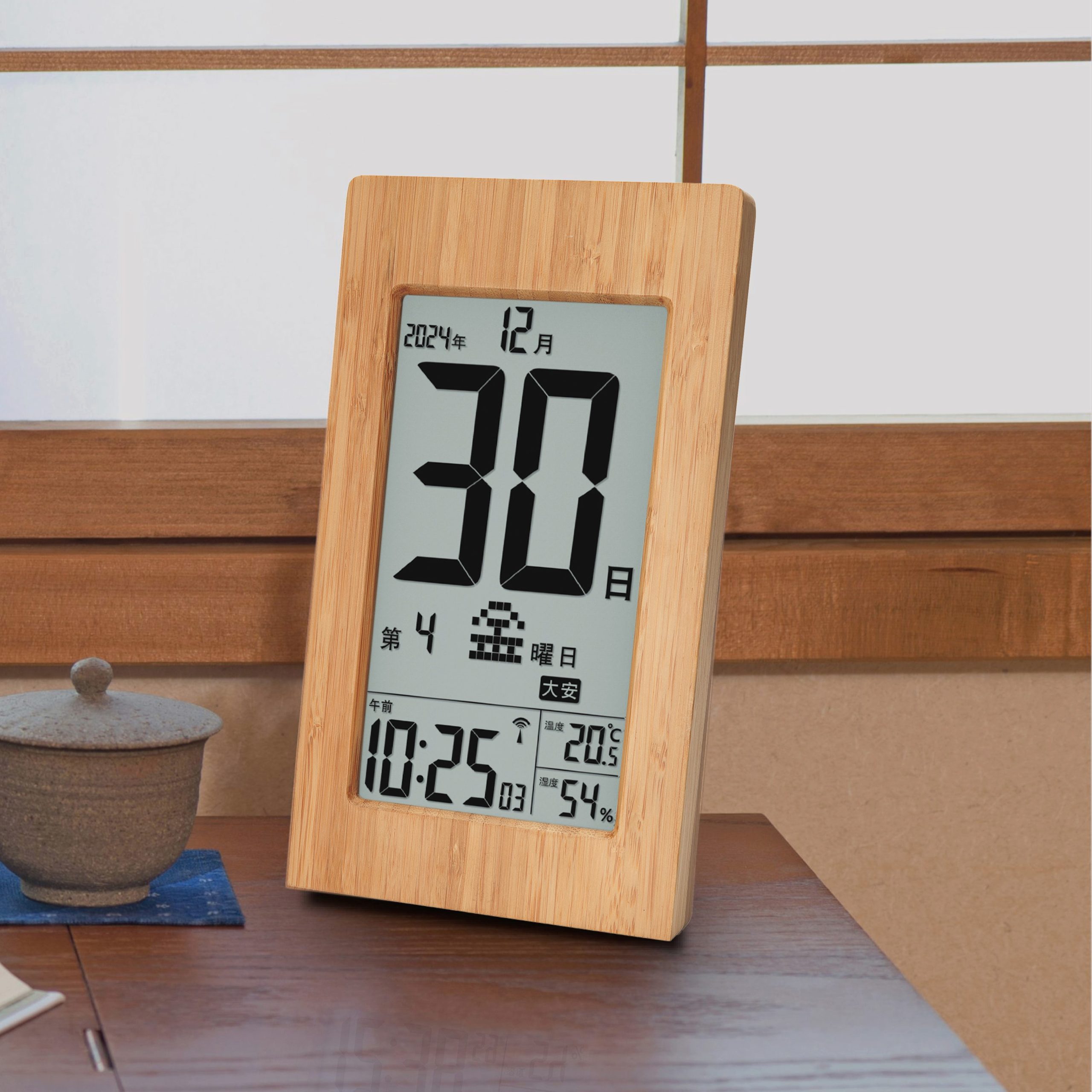 THM-01-on-the-desk-コピー-1-