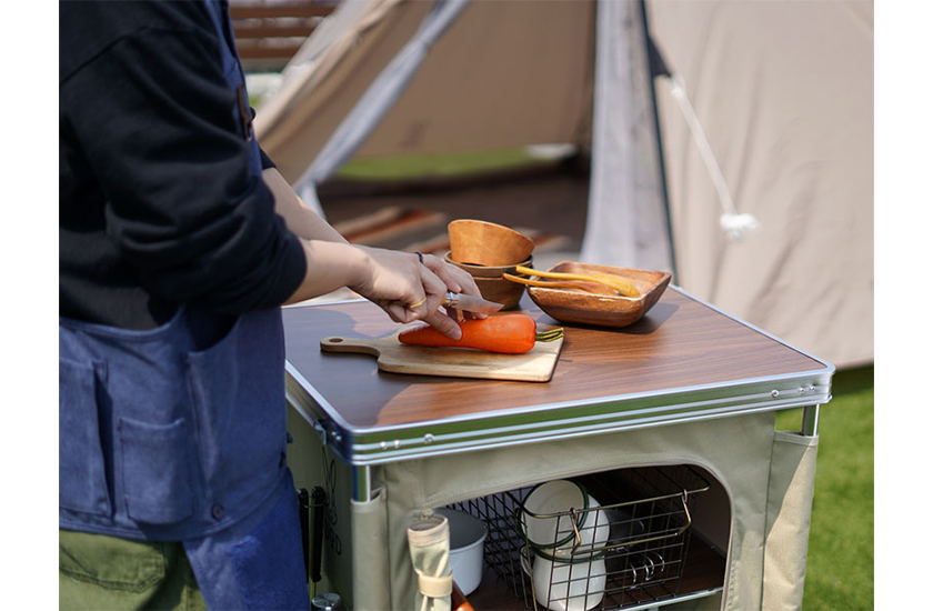 食器の散乱を解消！ DODの「マルチキッチンテーブル」がキャンプで大