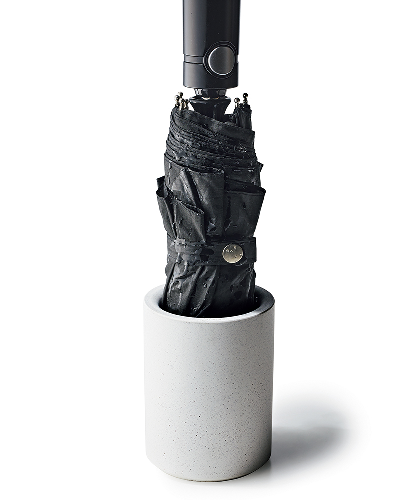 濡れた折り畳み傘屋内でどうしとく？問題をソイルの珪藻土製スタンドが