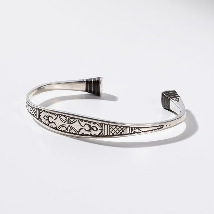 夏のTイチに効果大！】職人の手彫りでこの価格？ シルバー×エボニー