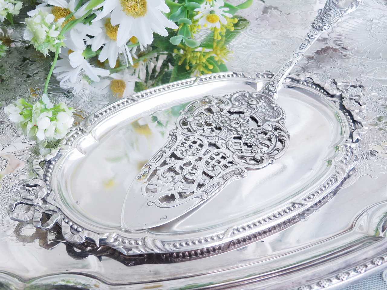 状態の良い銀のアンティークな装飾的花柄ケーキサーバー バラの模様