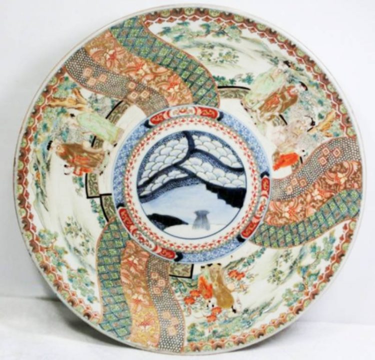 骨董品の大皿の魅力に迫る！価値を見極めるポイントと人気のある種類を