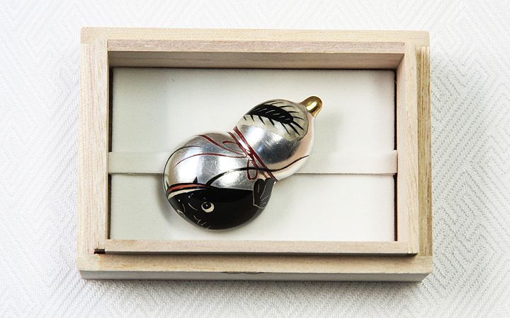 京焼き帯留め 瓢箪なまず（シルバー）｜京都の着物和装小物 ゑり正