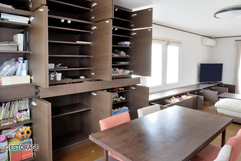 リビングからダイニングまで全長8mのオーダーメイドのリビング収納