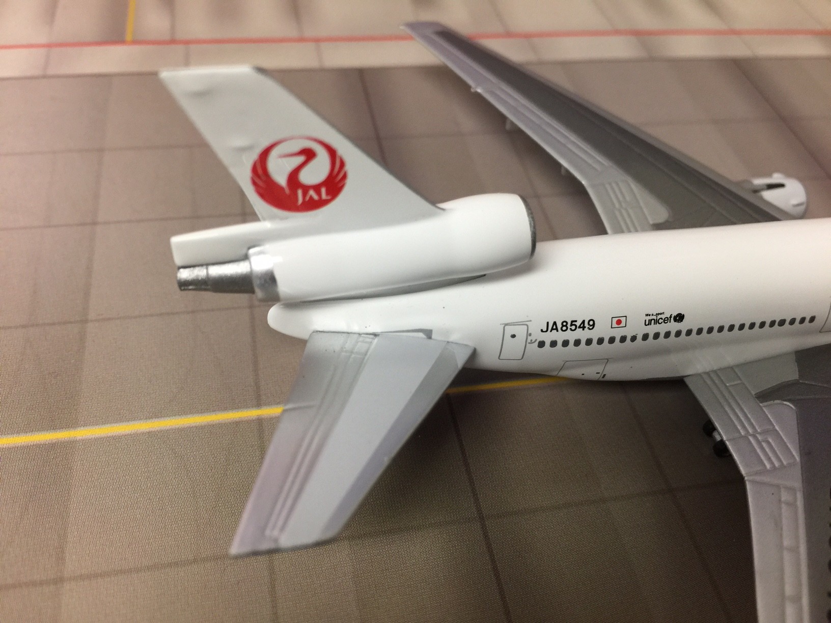 JAL Red Crane Tail DC-10-40 Japan Reg# JA8549 Aero Classics Scale