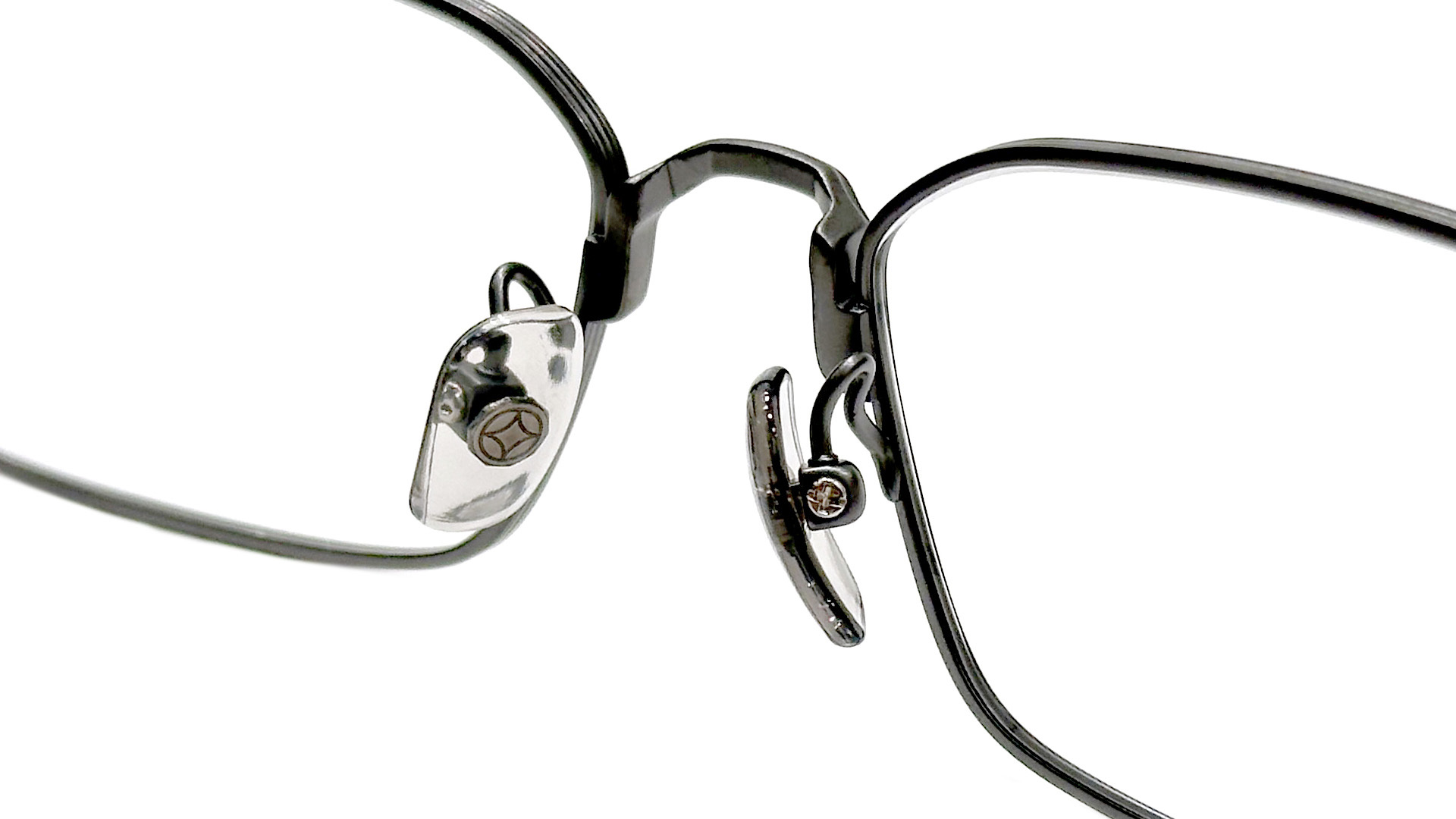 シンプルなオールメタルにさりげないカラーリングが光る新作アイウェア