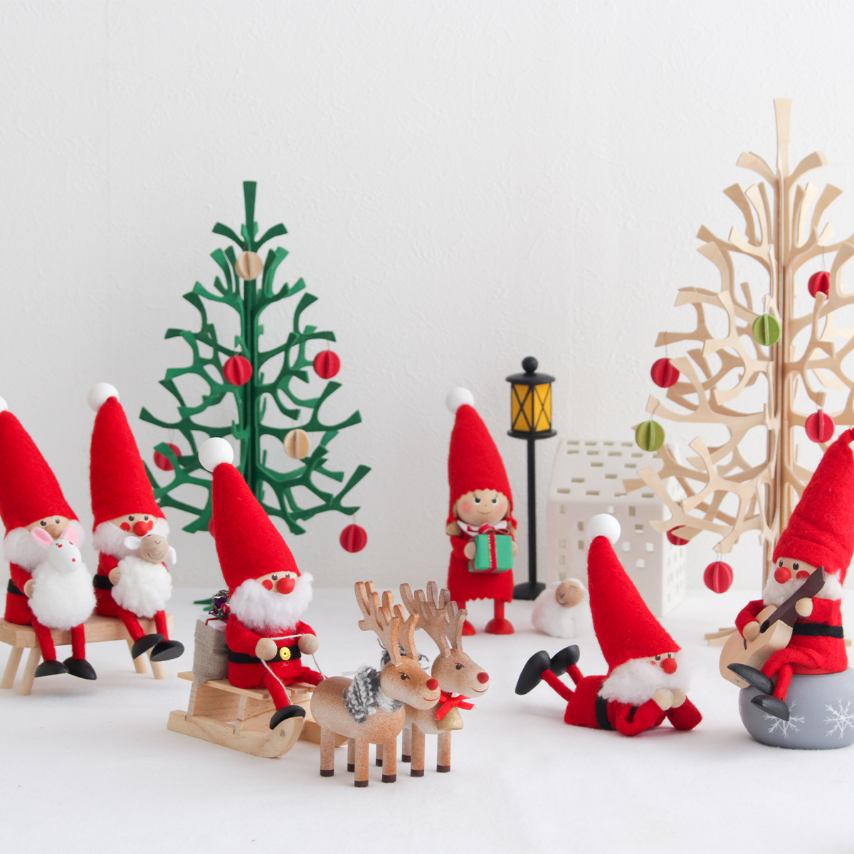 今季完売】ノルディカニッセ 白羊を抱えるサンタ フェルトシリーズ 赤