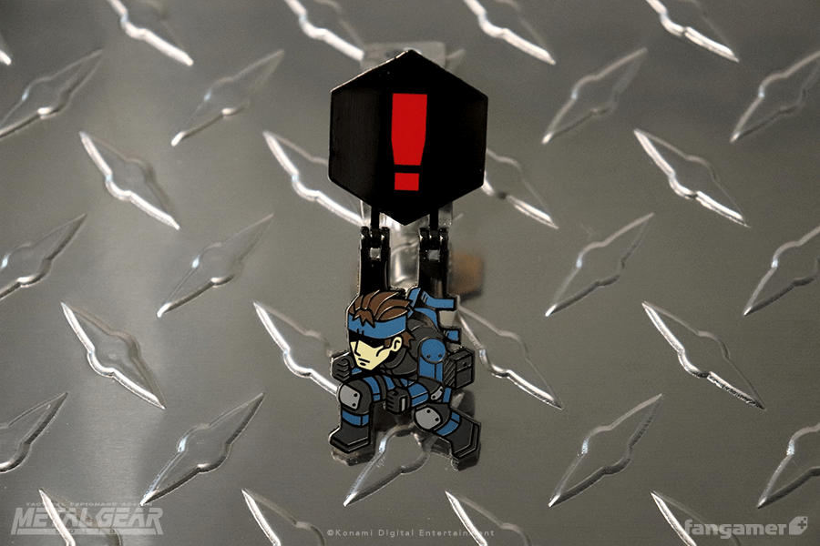 METAL GEAR SOLID」－ ただの箱か 折りたたみピンバッジ - Fangamer