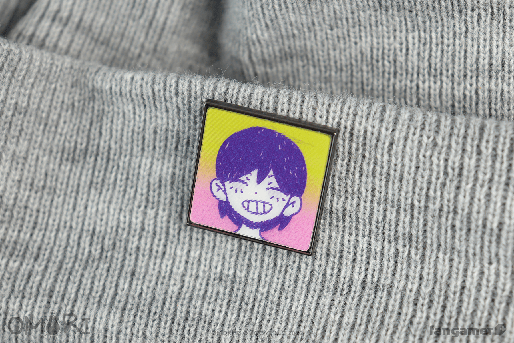 OMORI」－ ケル“にこにこ” レンチキュラーピンバッジ - Fangamer Japan