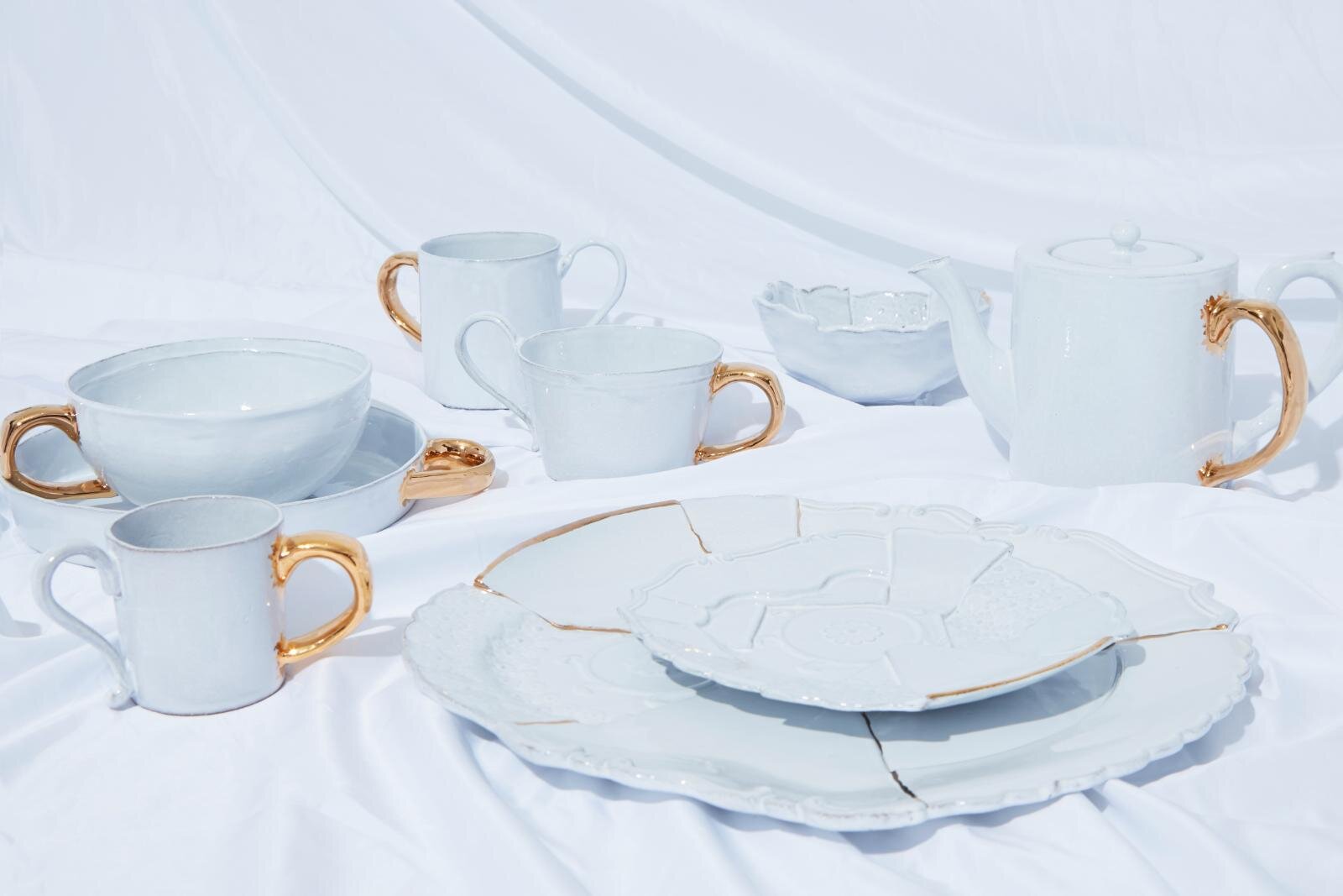 sacai×アスティエ・ド・ヴィラット、パッチワーク風の金継ぎプレートや