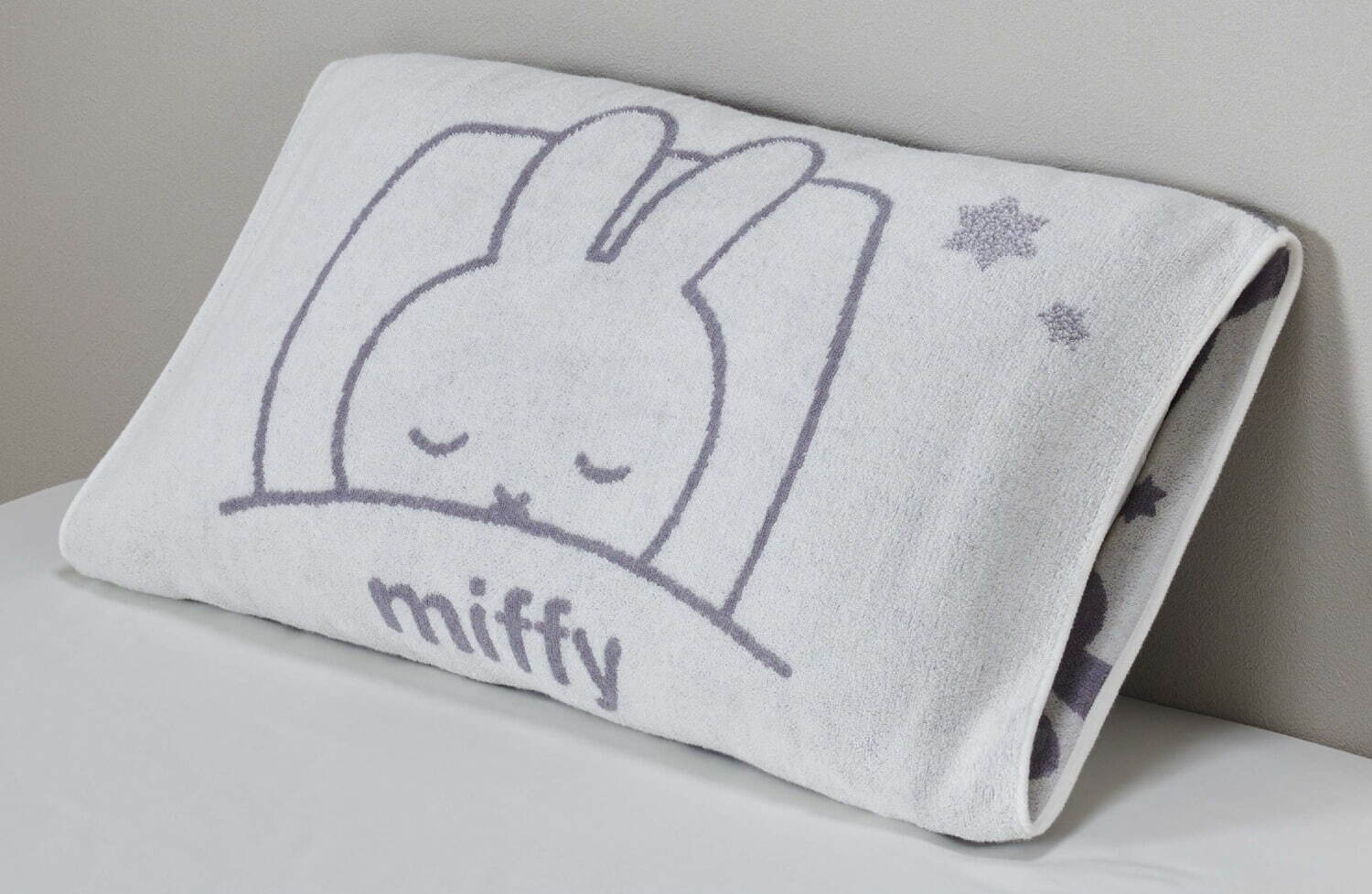 ミッフィー×西川の新作寝具、“すやすや眠る”ミッフィー描いたピロー