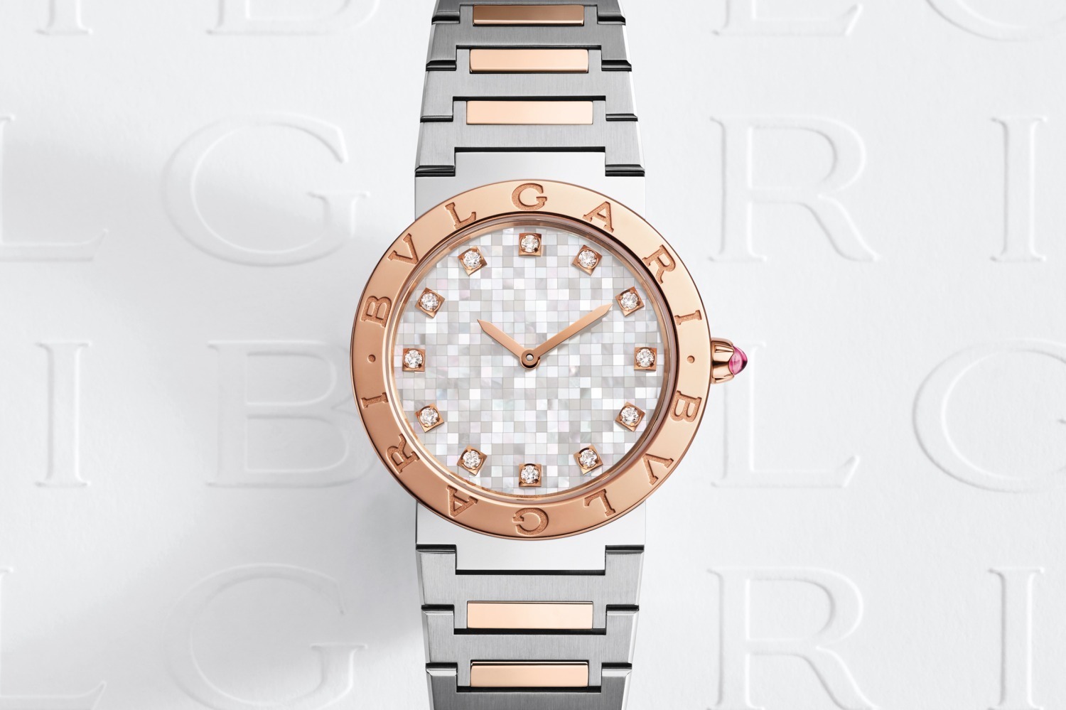 ブルガリ×BLACKPINKリサのコラボ腕時計、約400ピースのパールを配した