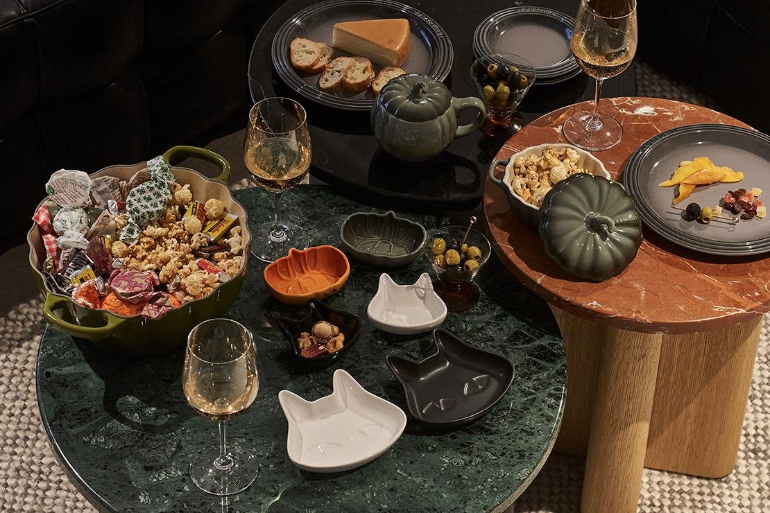 ル・クルーゼの25年ハロウィン食器、”かぼちゃ”そっくり鍋＆ネコ型