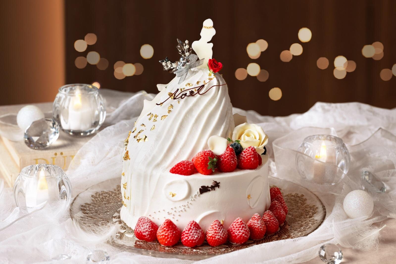 アニヴェルセルの2025年クリスマスケーキ、‟花嫁の後ろ姿”着想の2段