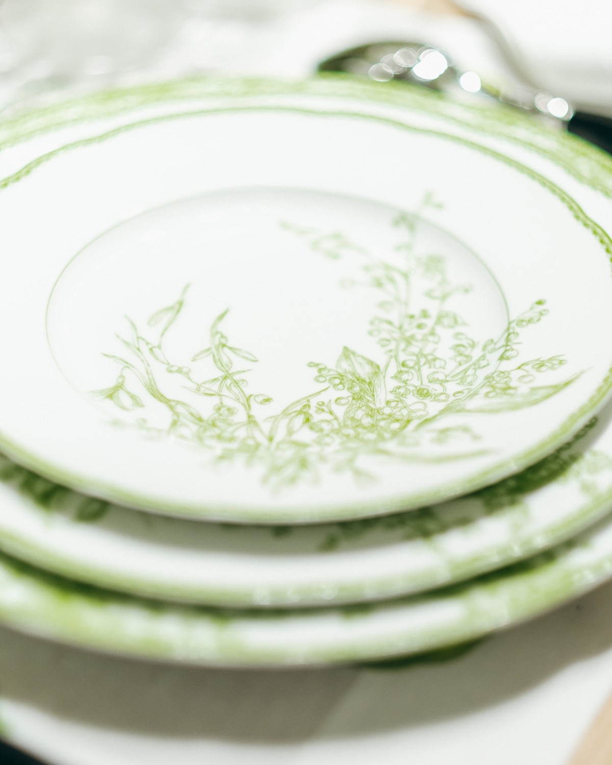 ディオール メゾンから“スズラン”モチーフの食器や雑貨、新作「リリー