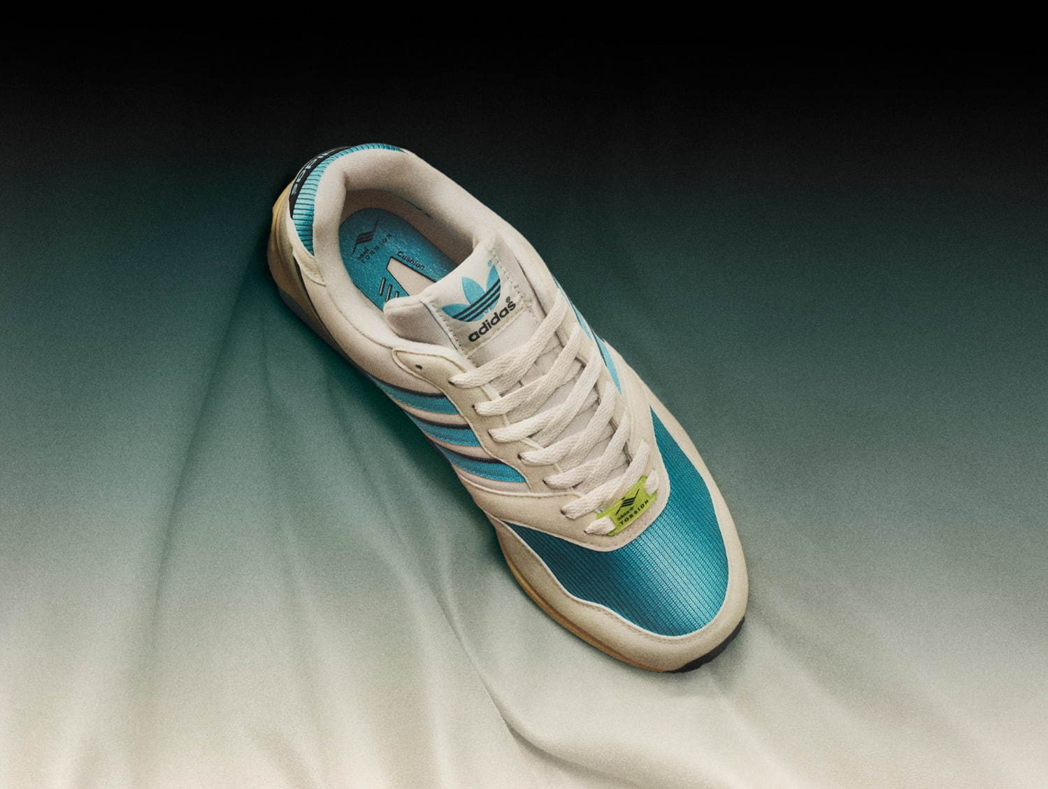 アディダス オリジナルスから鮮やかブルーのレトロスニーカー、全26足