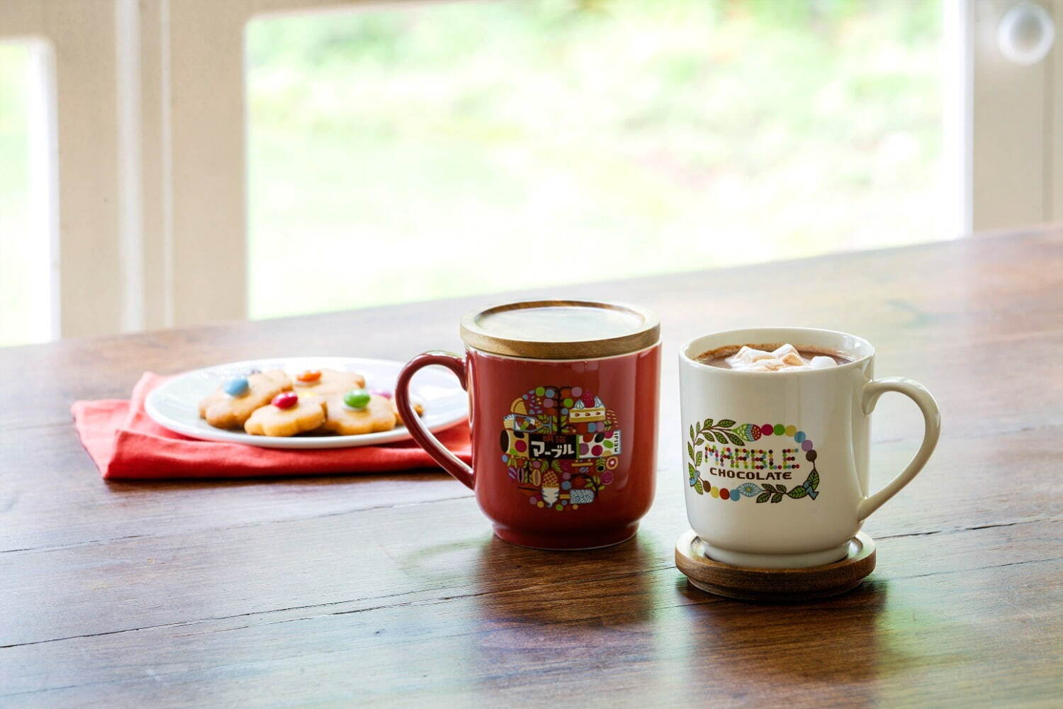 明治「マーブルチョコ」の巨大“もちふわ”クッション＆テーブルウェア