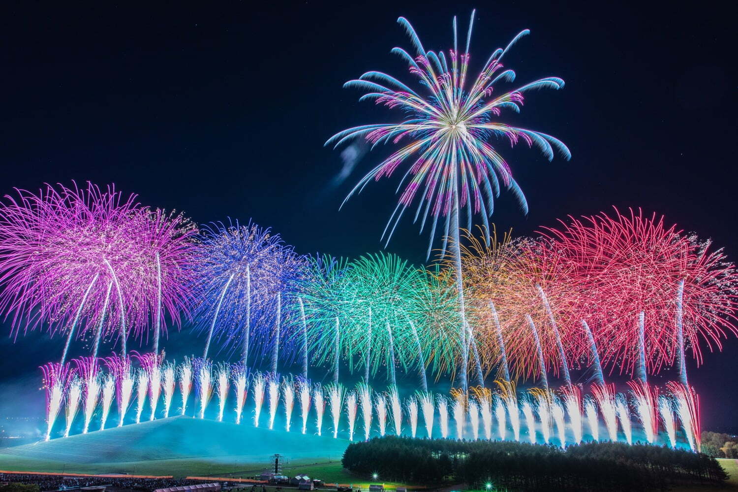 東北未来芸術花火2022」音楽とシンクロした芸術花火、宮城・鳥の海公園