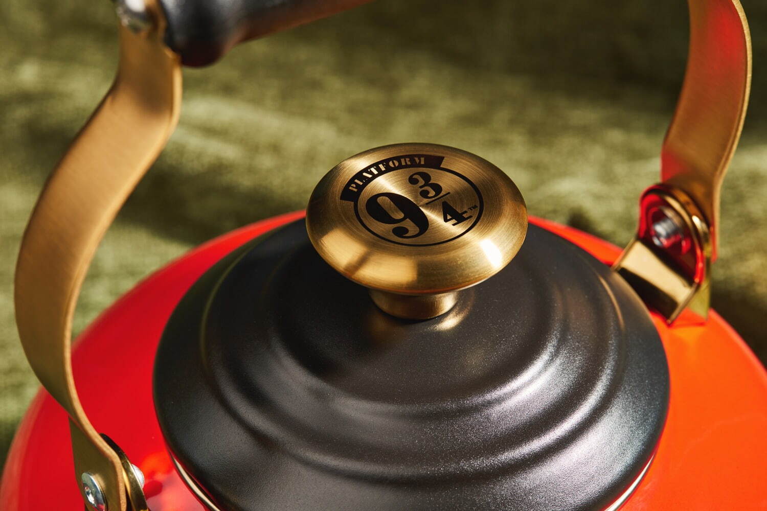 ル・クルーゼ「ハリー・ポッター」のホーロー鍋、“ホグワーツ特急