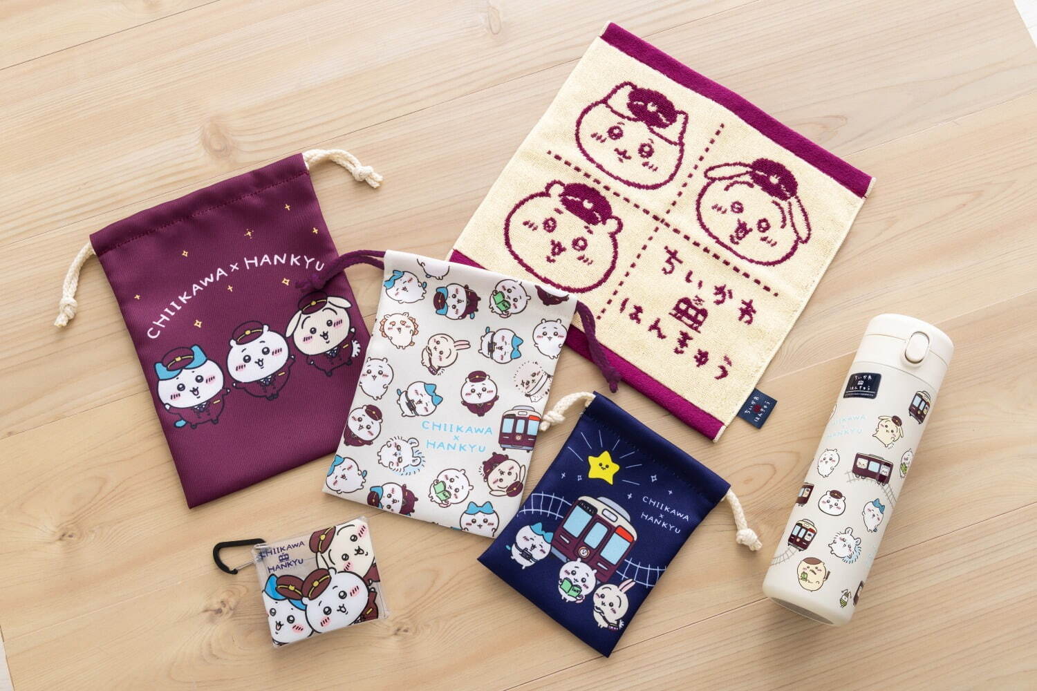 ちいかわ×阪急電車」マルーンカラーの制服を着たハチワレ＆うさぎの