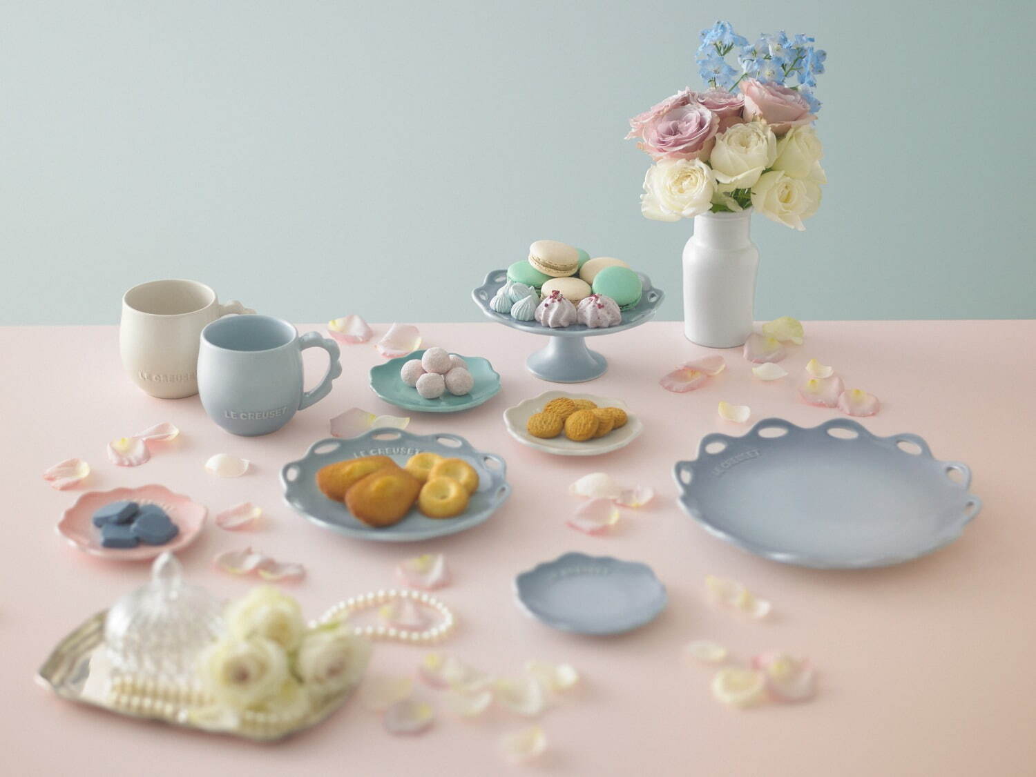 ル・クルーゼ新作“フラワー型”プレート＆カップ、ピンクやシルバー