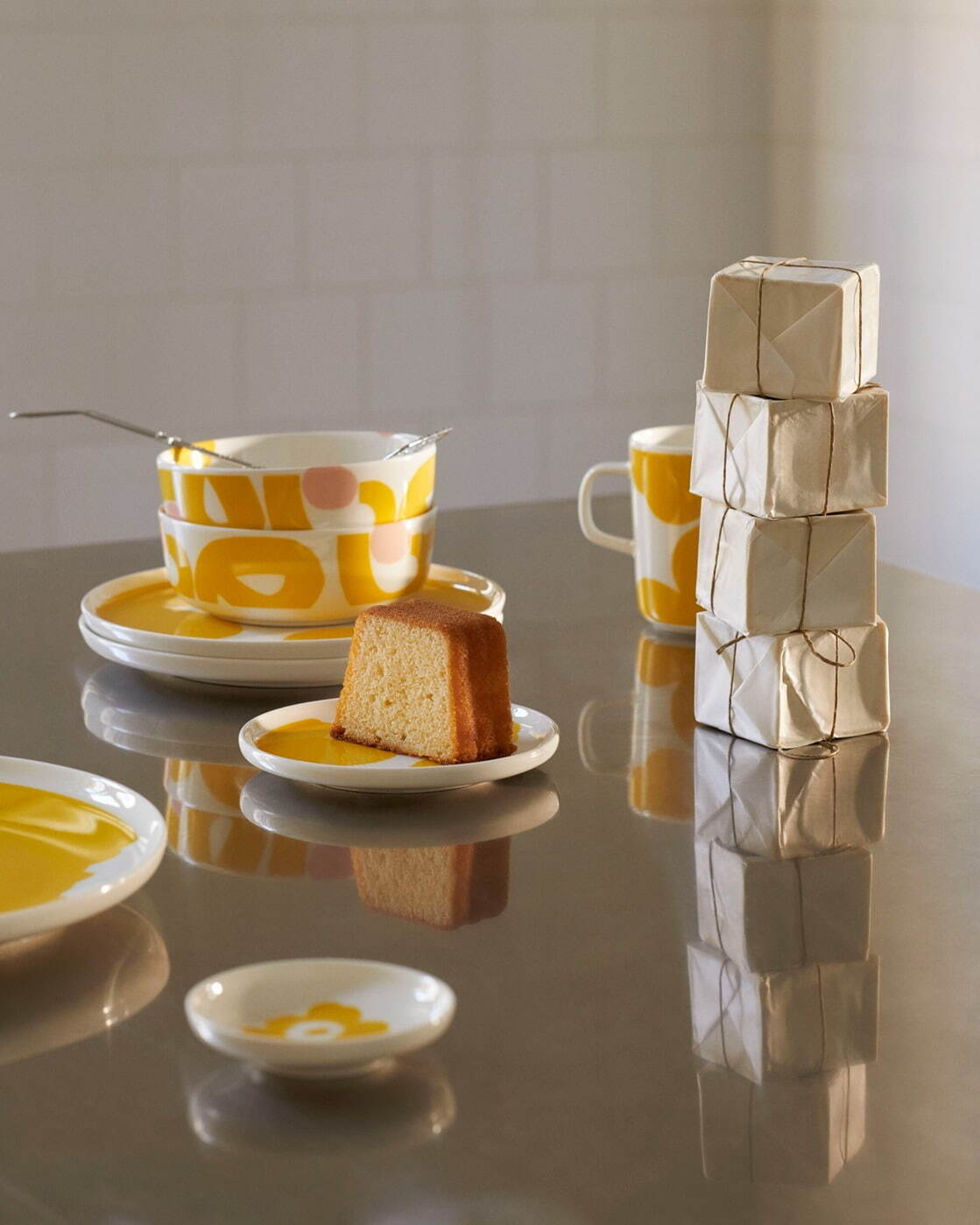 マリメッコ「ウニッコ」クリームイエローの新作、“ウニッコ型”プレート