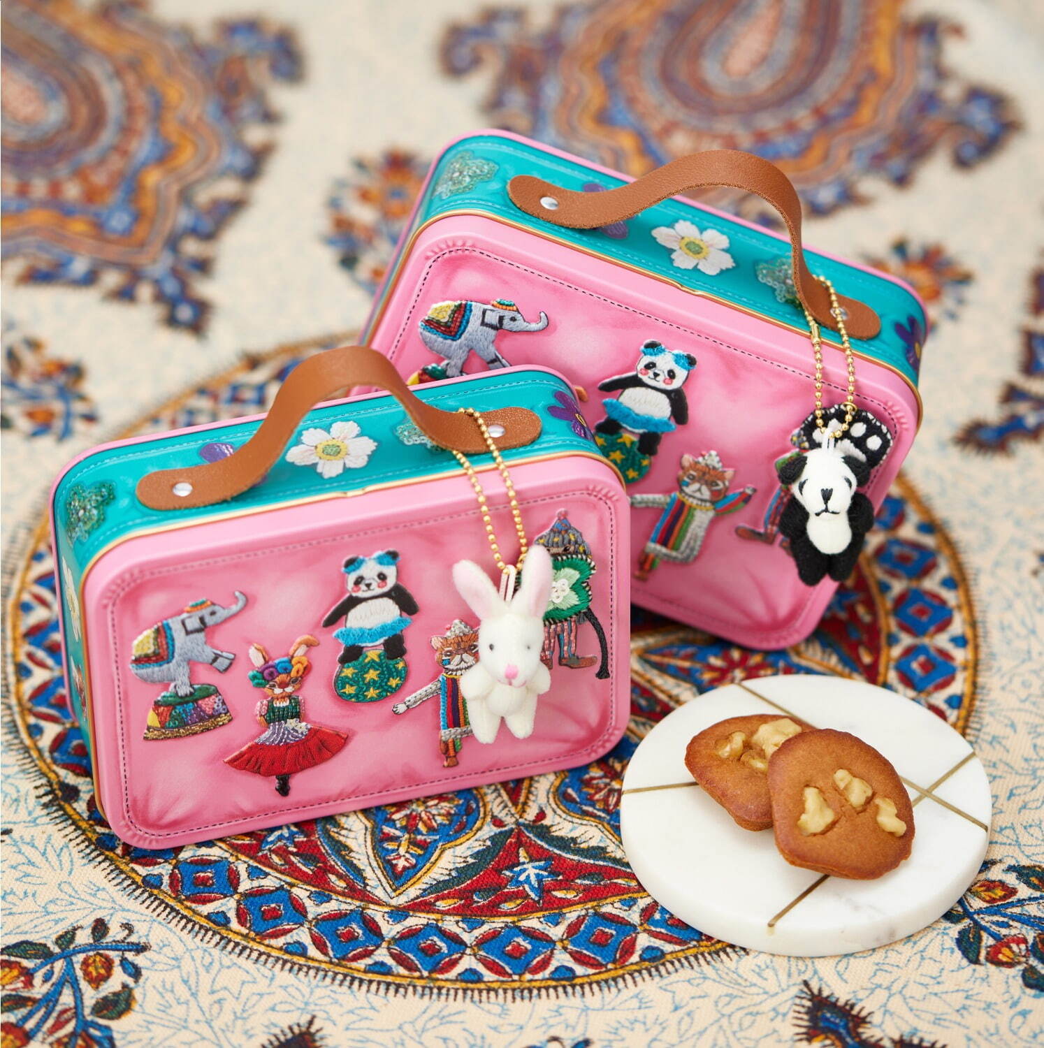 青山デカーボ“母の日限定ピンク色”のパンダ刺繍ポーチやぬいぐるみ付き