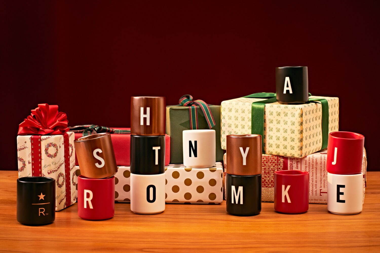 スターバックスのロースタリー 東京、クリスマス限定“選べるイニシャル