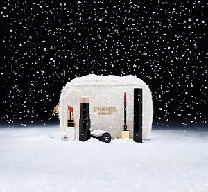 シャネル2024年クリスマスコフレ「雪の結晶チャーム」ポーチ付きメイク