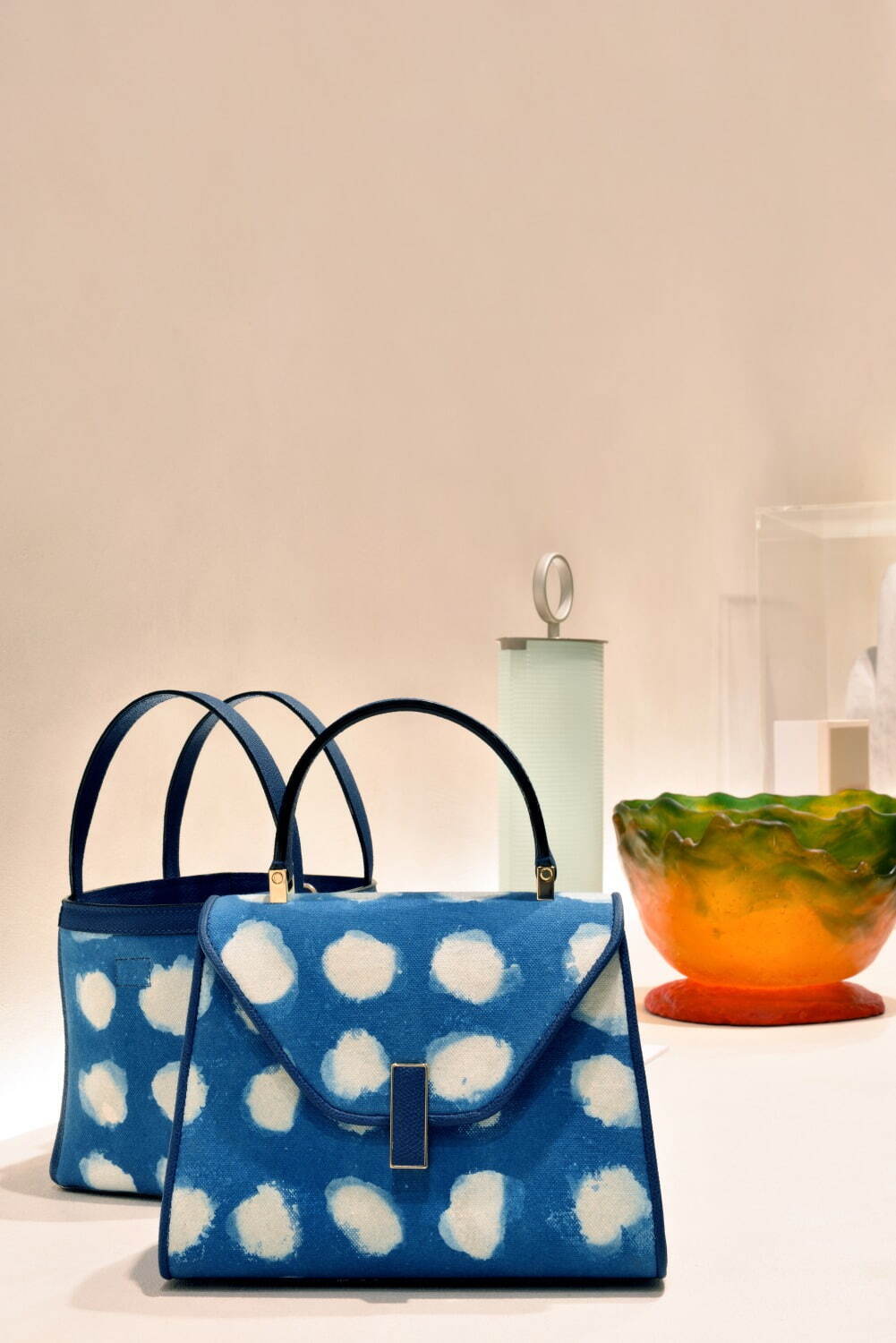 ヴァレクストラの京藍染バッグ、空に浮かぶ雲のような水玉柄「ミニ