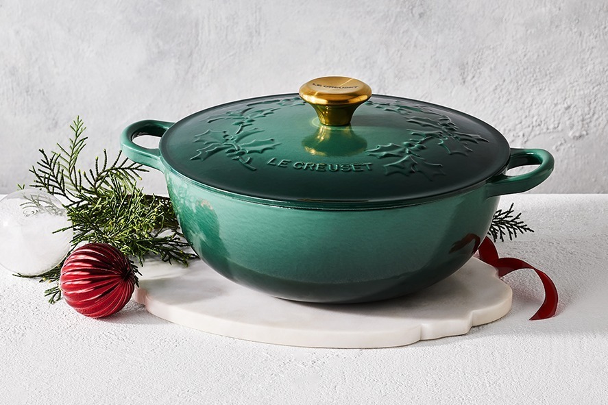 ル・クルーゼのクリスマスに向けた限定キッチンウェア、フラワー型