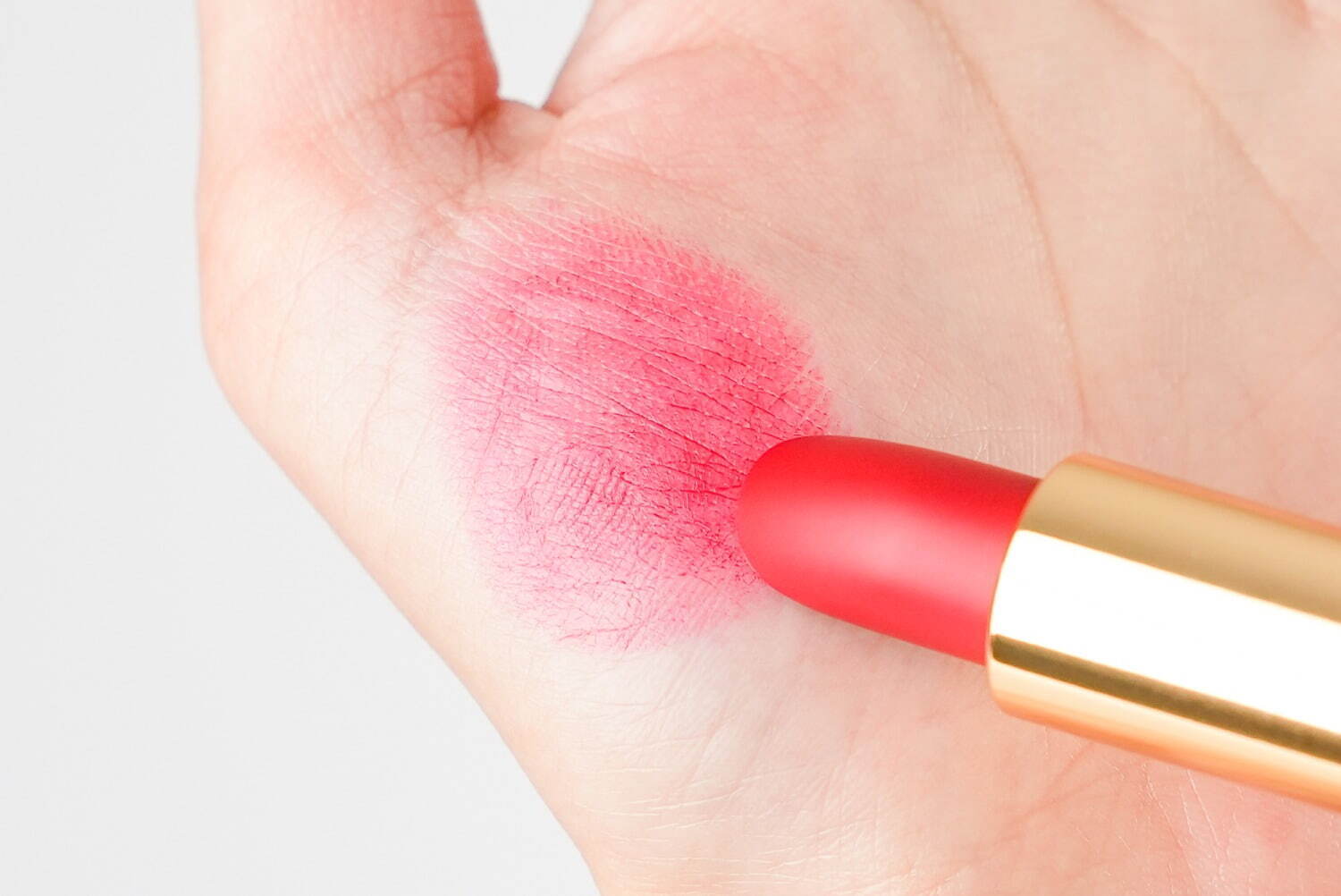 シャネル2025年春コスメ「パール」着想の限定リップ、“パールチャーム