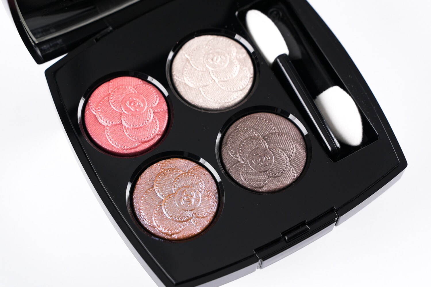 シャネル2025年春コスメ「カメリア」モチーフの4色アイシャドウ