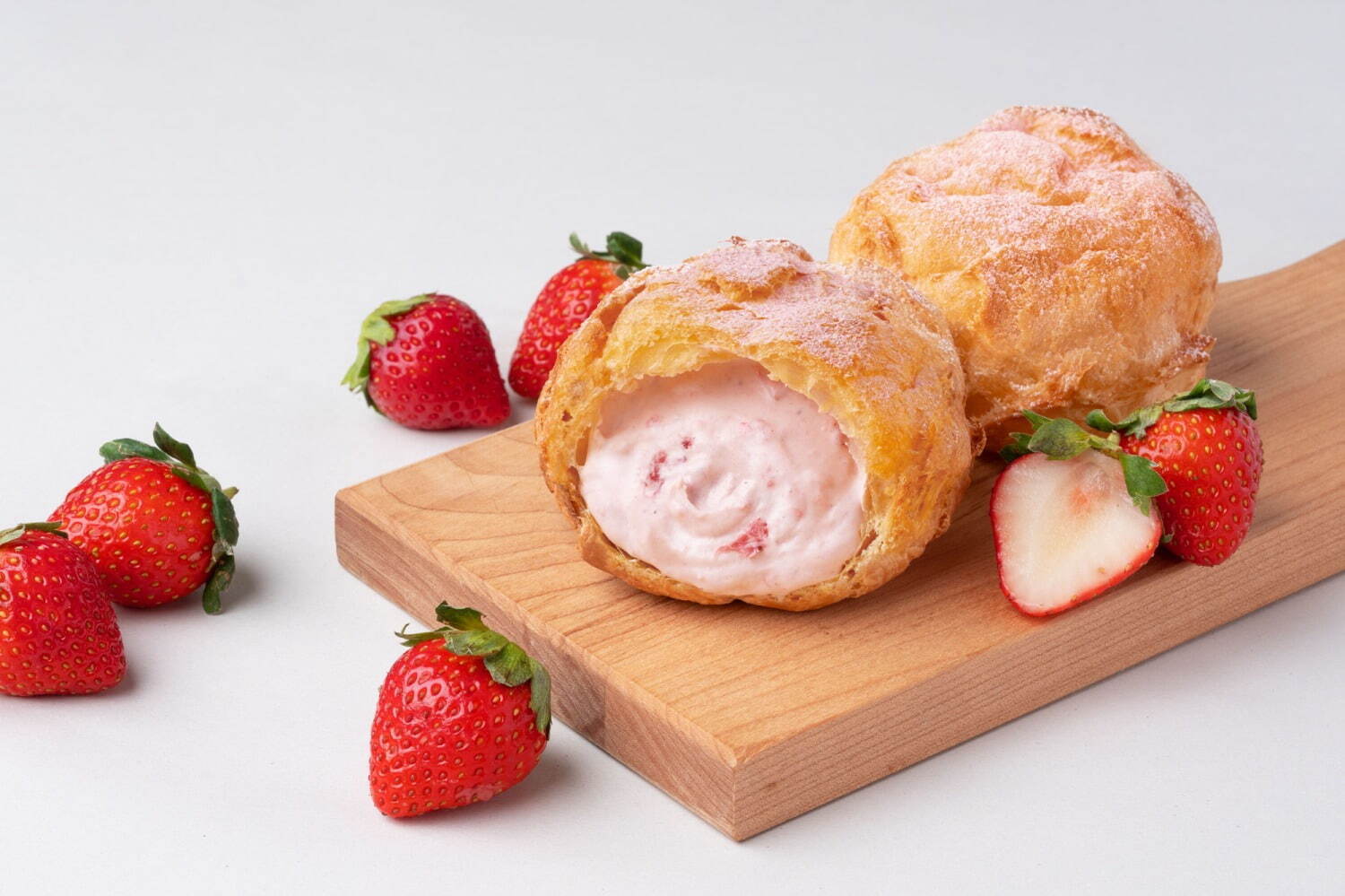 ビアードパパ「贅沢いちご」シュークリームが期間限定で、甘酸っぱい苺