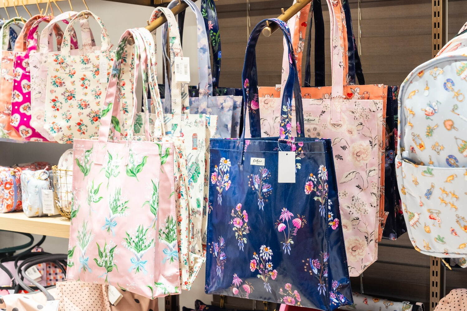 英国発「キャス キッドソン」再上陸後初の旗艦店が表参道に、リボン