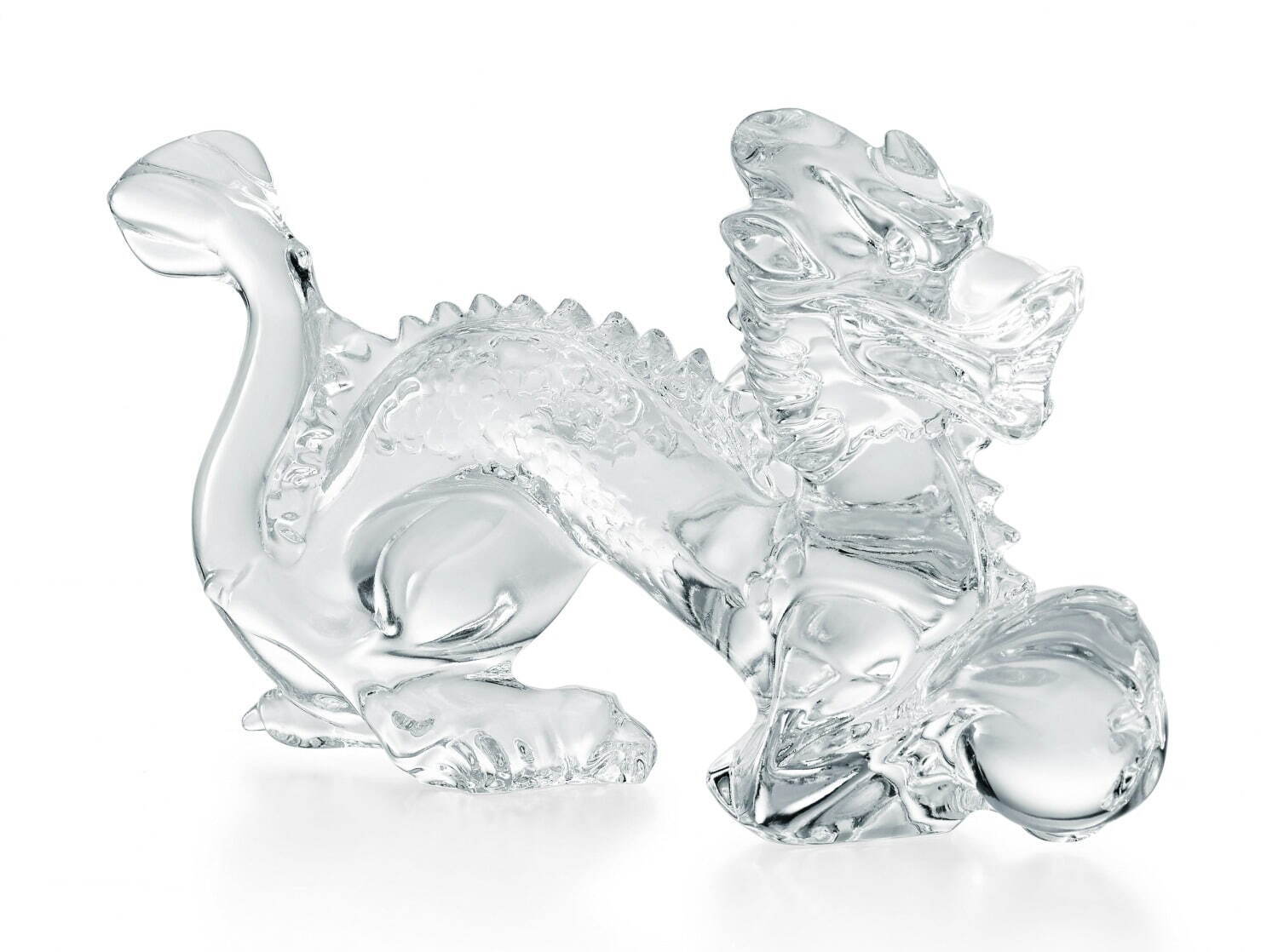 バカラ“縁起物”モチーフのクリスタルオブジェ、“幸運を運ぶ”蝶や