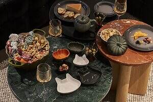 ル・クルーゼの25年ハロウィン食器、”かぼちゃ”そっくり鍋＆ネコ型