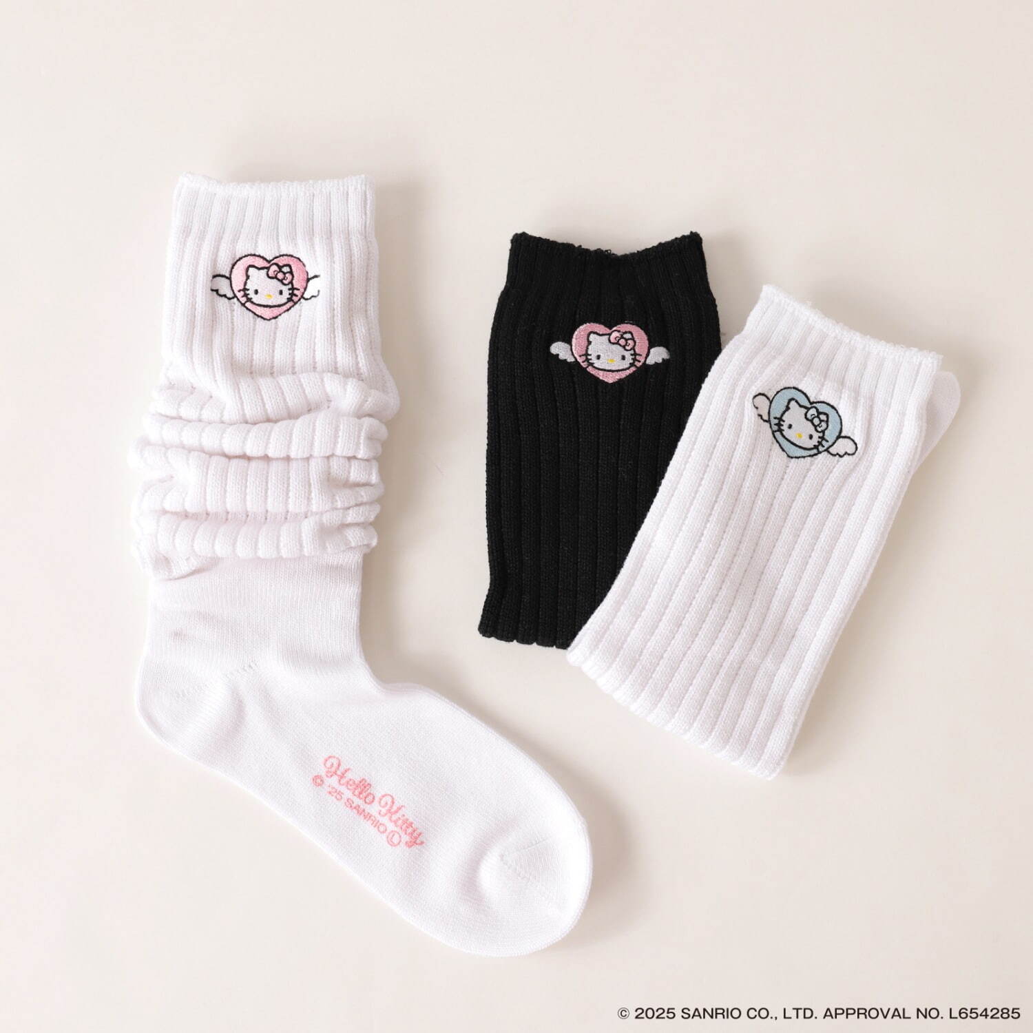 靴下屋「ハローキティ」“エンジェルハローキティ”のルーズソックス
