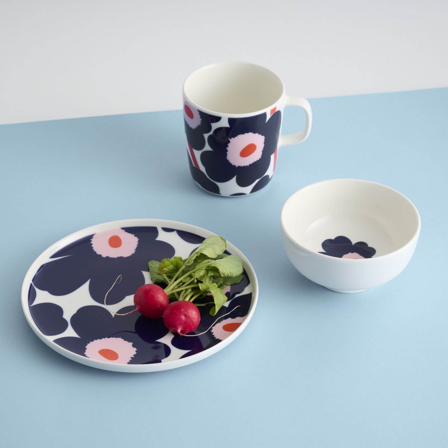 マリメッコ“深いネイビー×オレンジ”の「ウニッコ」柄テーブルウェア