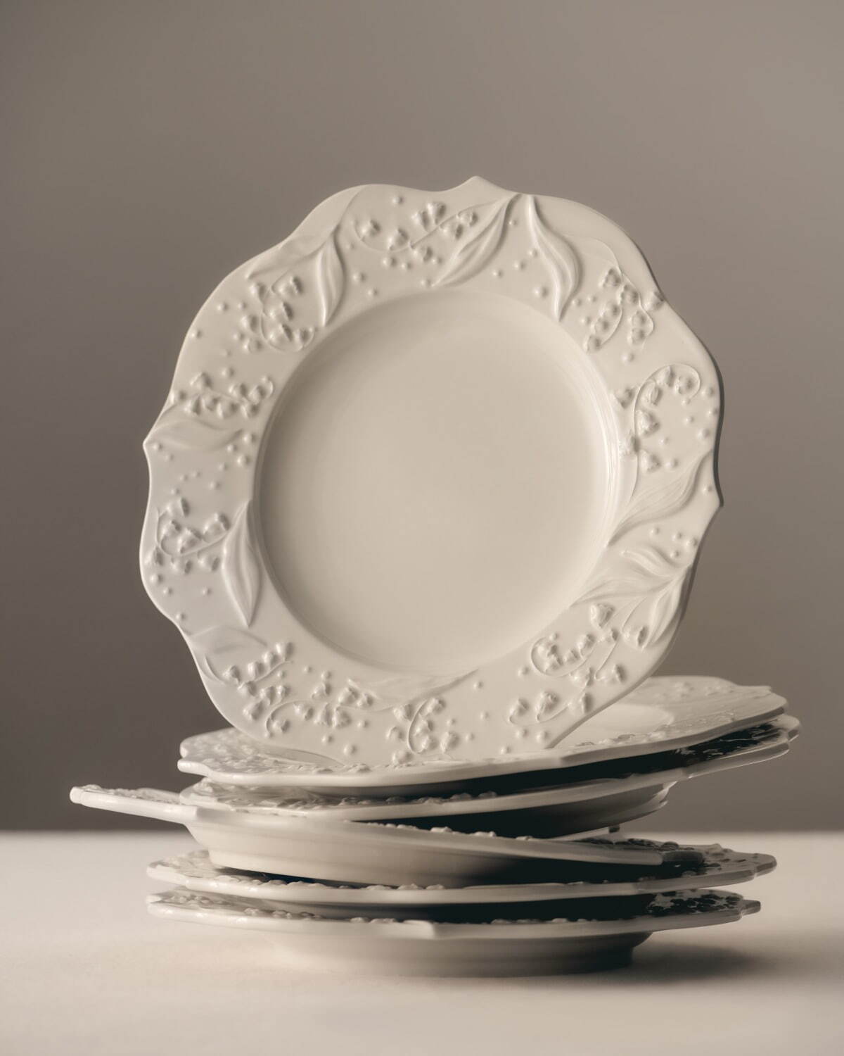 ディオール メゾン「スズラン」モチーフの陶器プレートなどテーブル