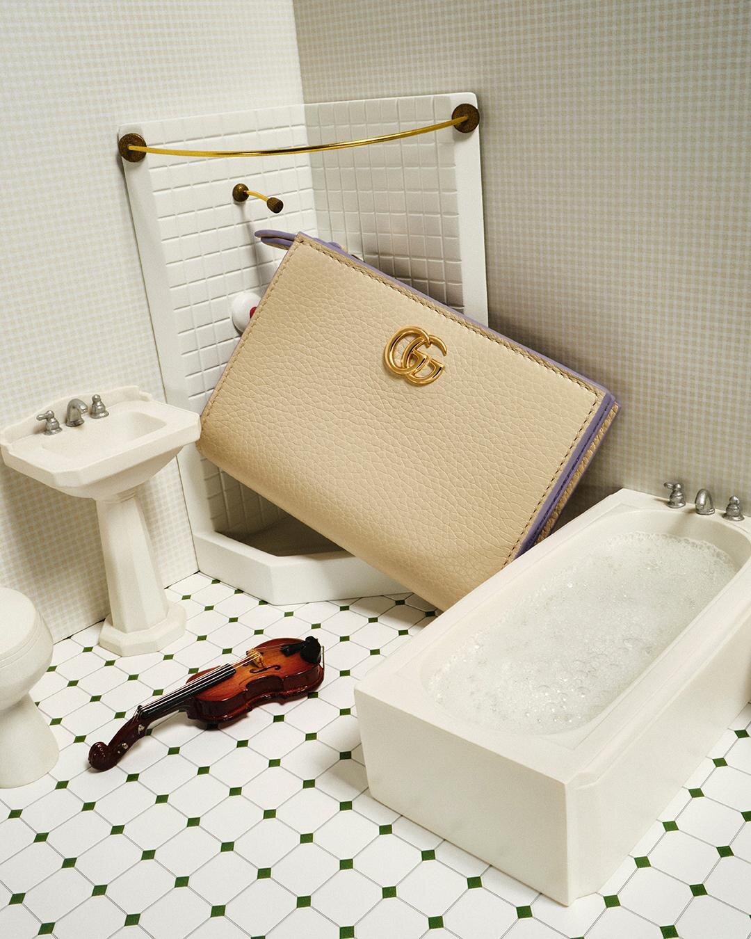 グッチ“ダブルG”煌めくバイカラーのレザー財布＆ターコイズブルーの