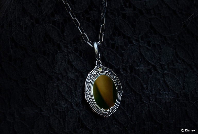 Q-pot.のディズニー「ツイステ」ジュエリー、寮の紋章を配した“魔法の