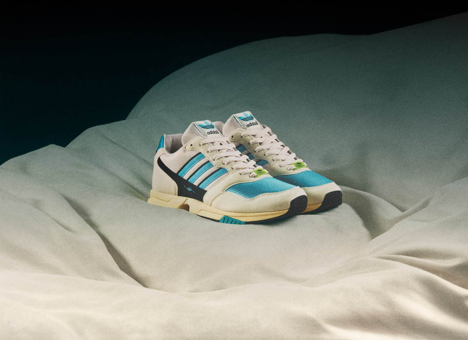 アディダス オリジナルスから鮮やかブルーのレトロスニーカー、全26足