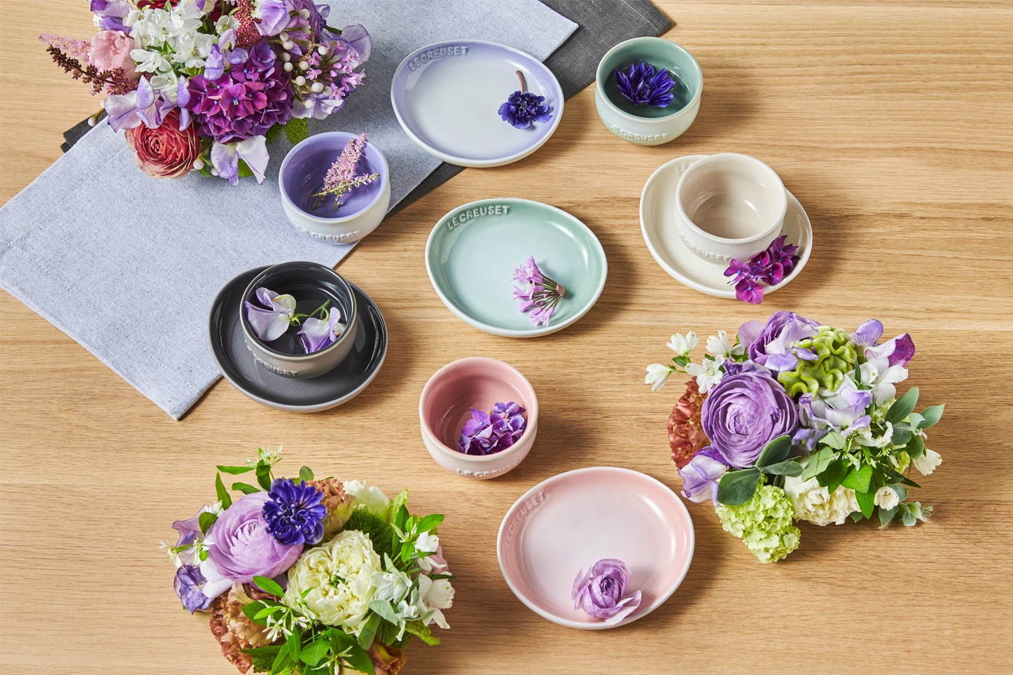 ル・クルーゼ、重ねて花のようなビジュアルになる花びら型プレート